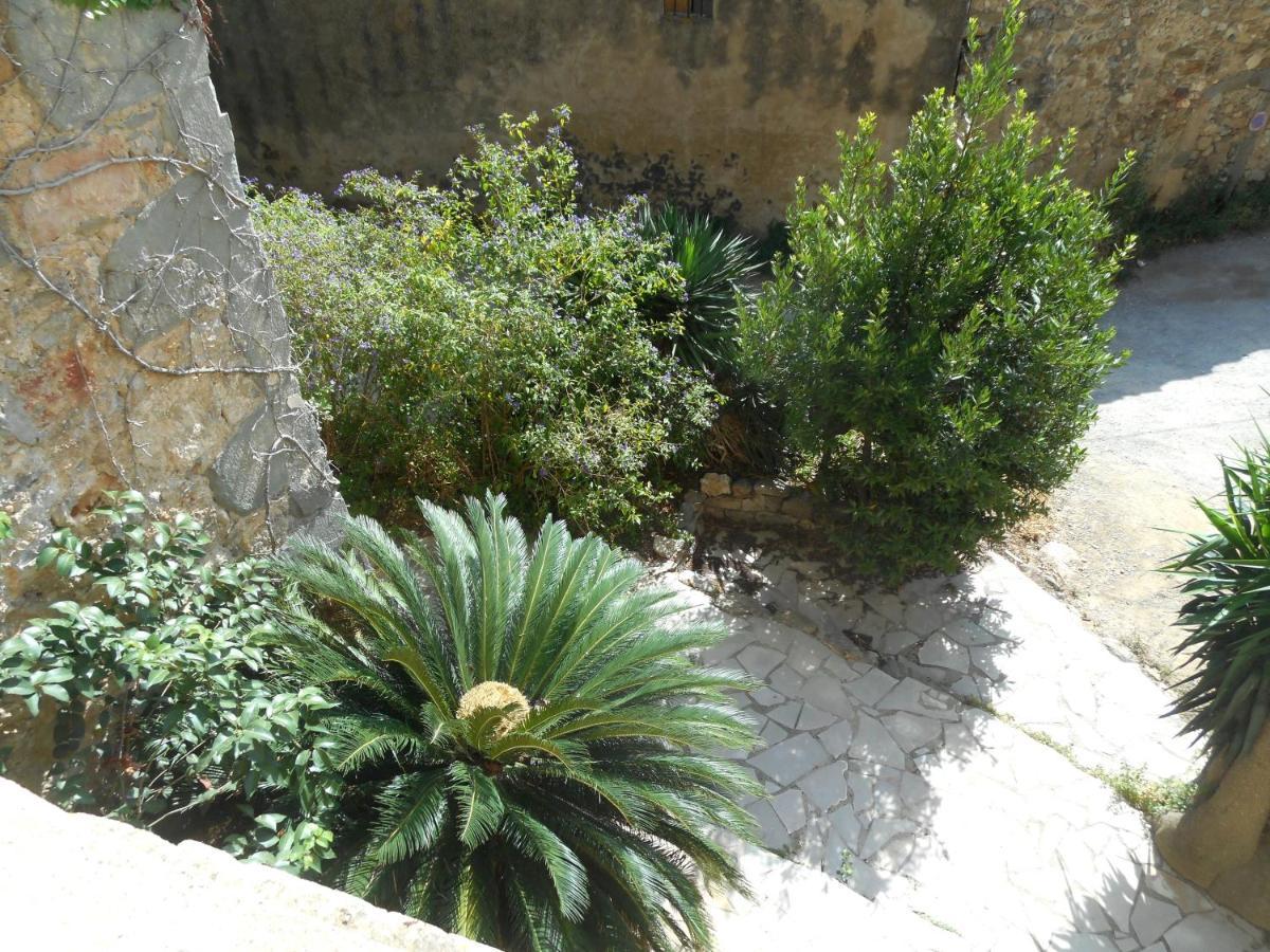 Logis De La Meschaussee, Dans Donjon Du Xie Siecle Canet  外观 照片