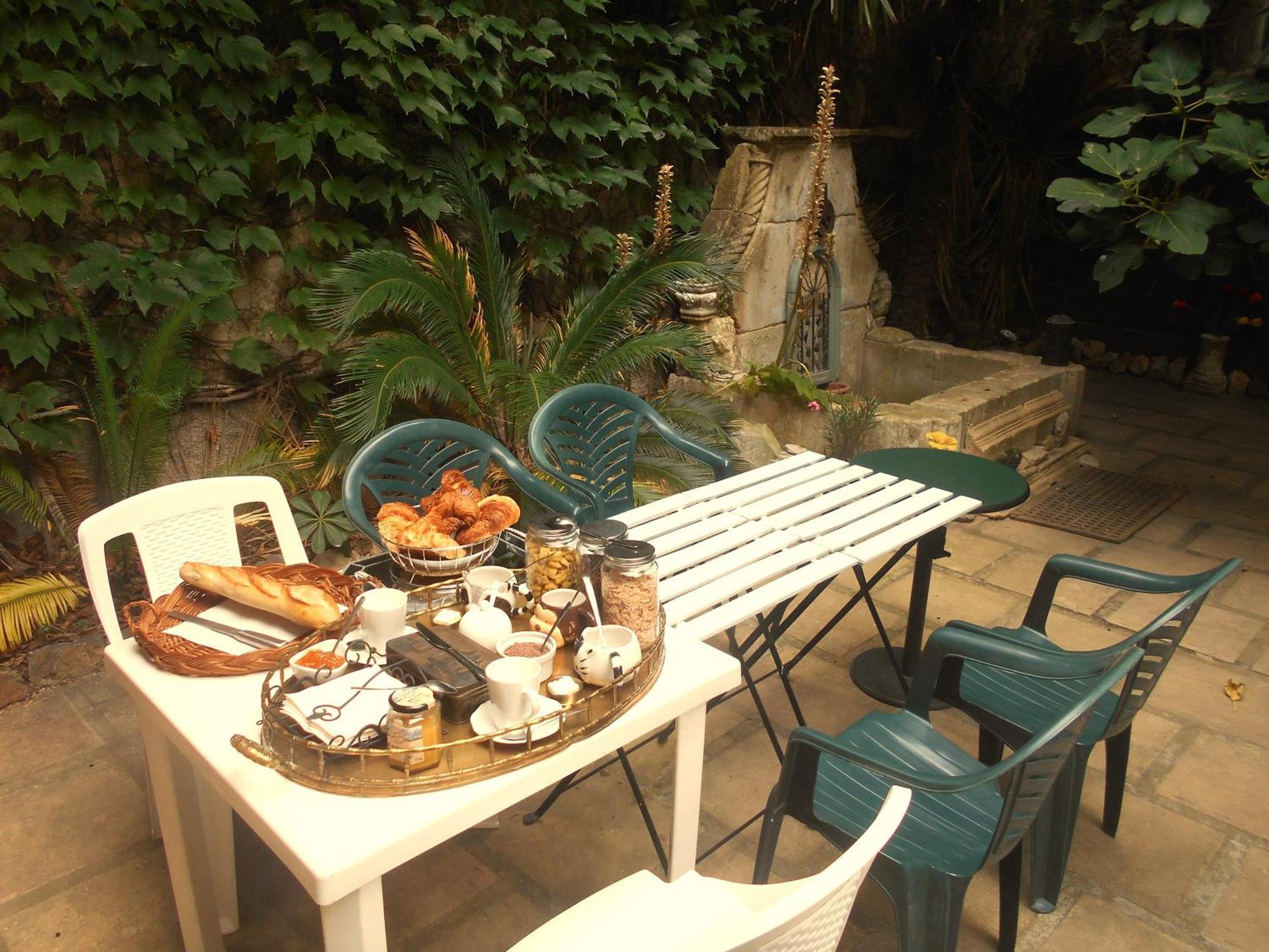 Logis De La Meschaussee, Dans Donjon Du Xie Siecle Canet  外观 照片